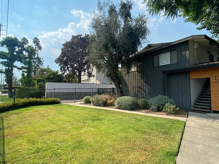 521-523 E Live Oak Ave — Photo 4