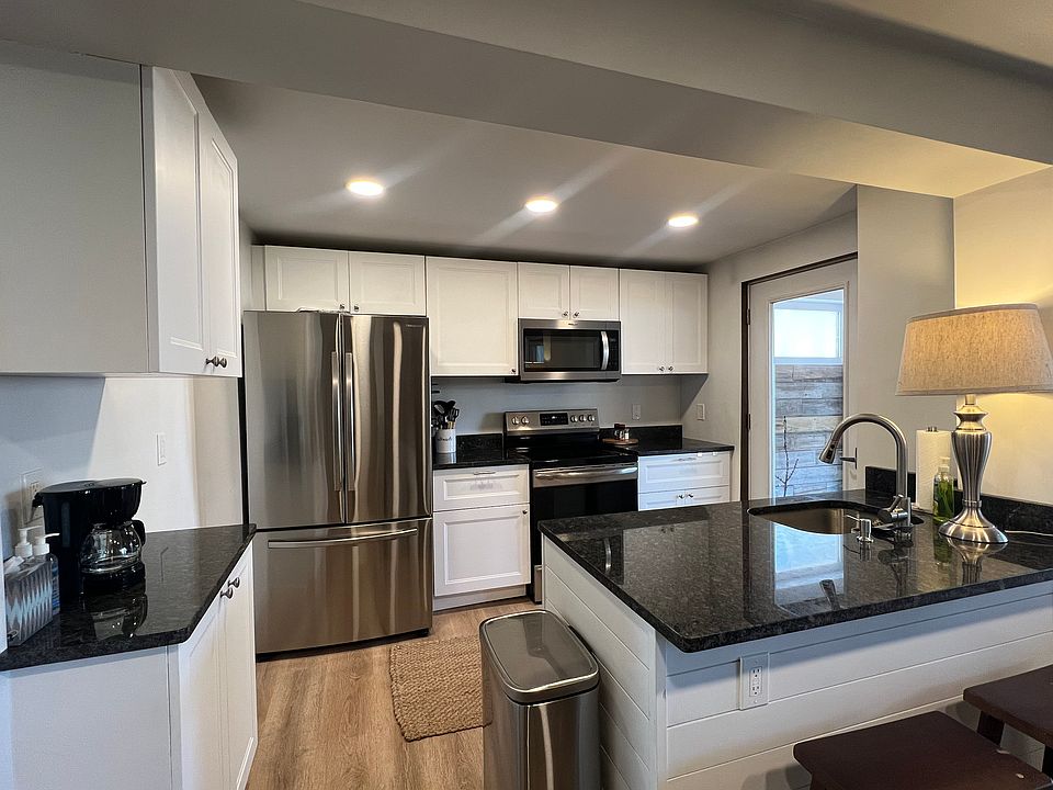 Full kitchen, stainless steel appliances, granite countertops