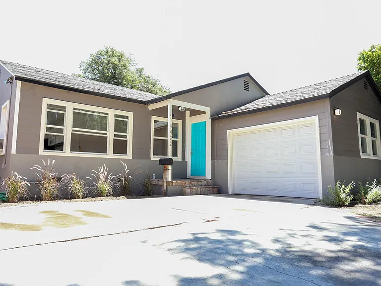 19422 Archwood St — Photo 4