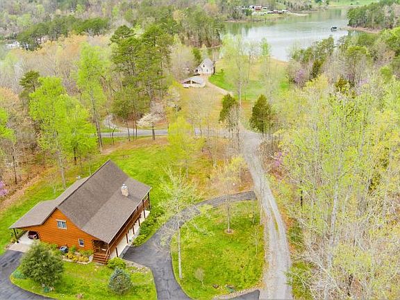 3rd image of 655 Lake Ln