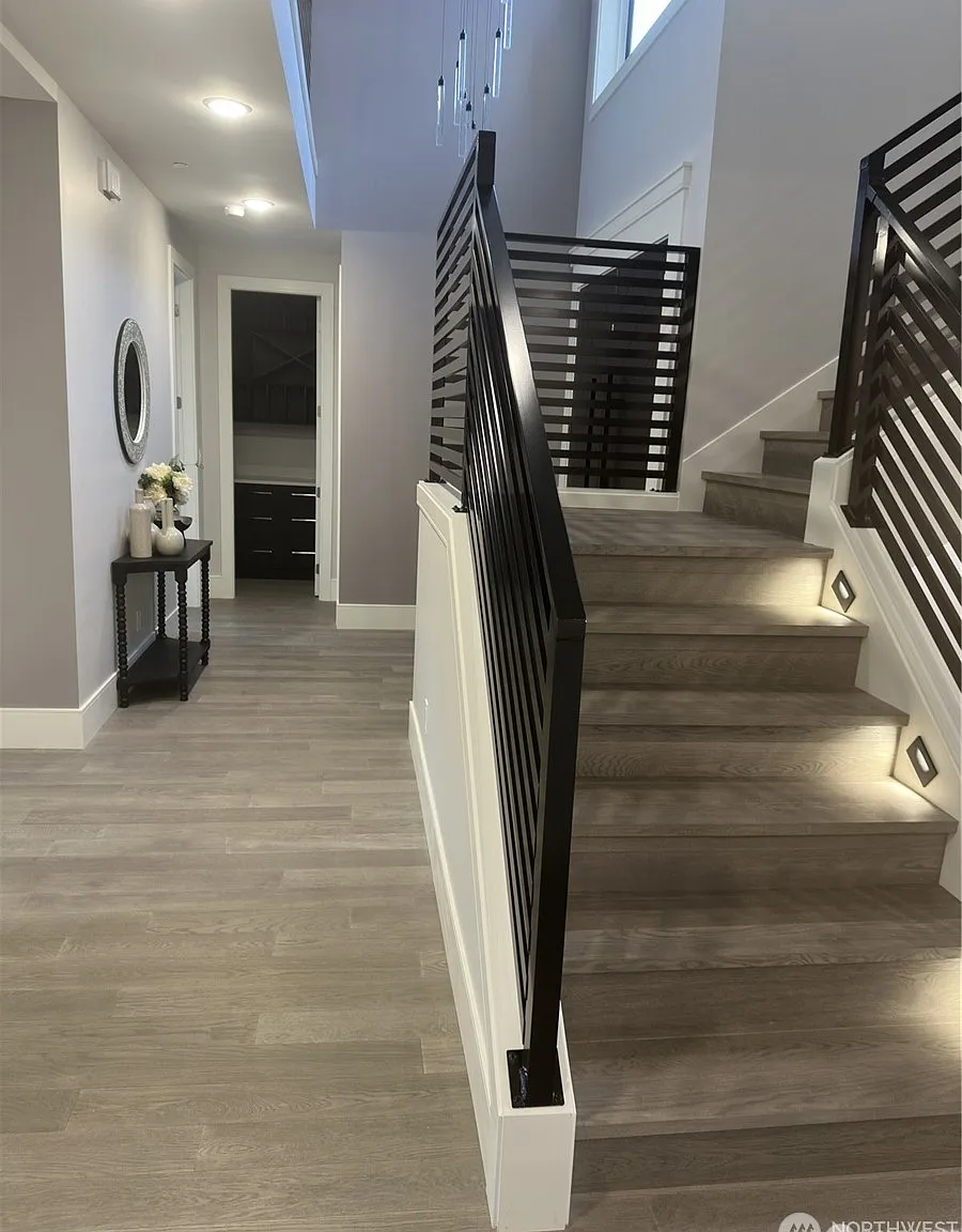 6 bed, 3970 sqft, $7,500 — Photo 2