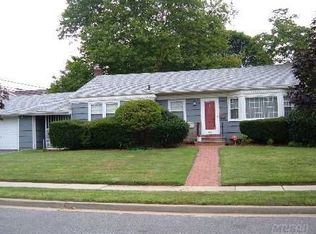 84 Briarwood Ln, Plainview, NY 11803