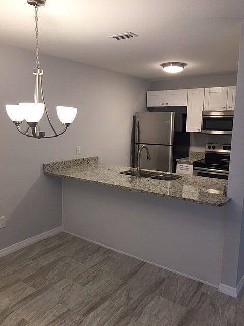 Lovely kitchen and dining area/granite bar