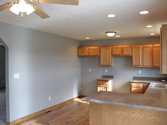 3rd image of 47 Camelot Dr