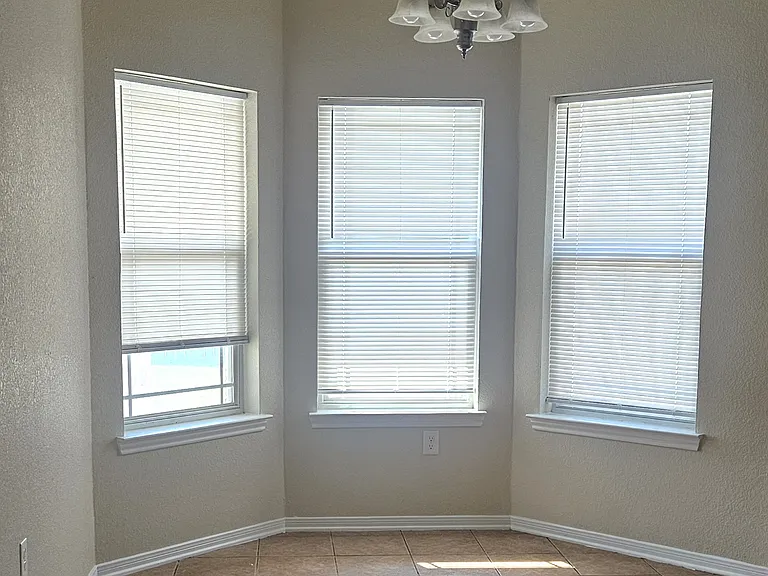 2415 Merle Dr — Photo 2