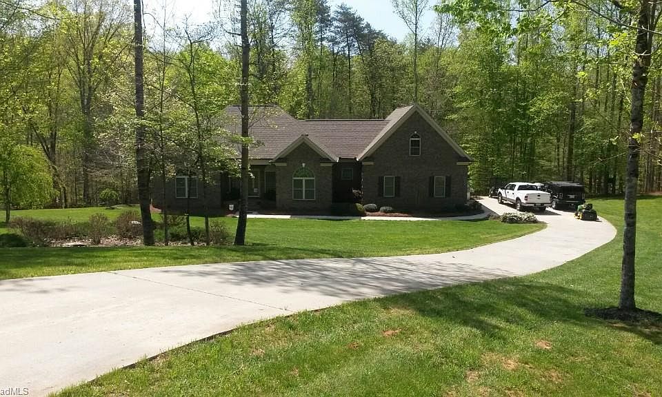 1st image of 136 Old Vineyard Ct