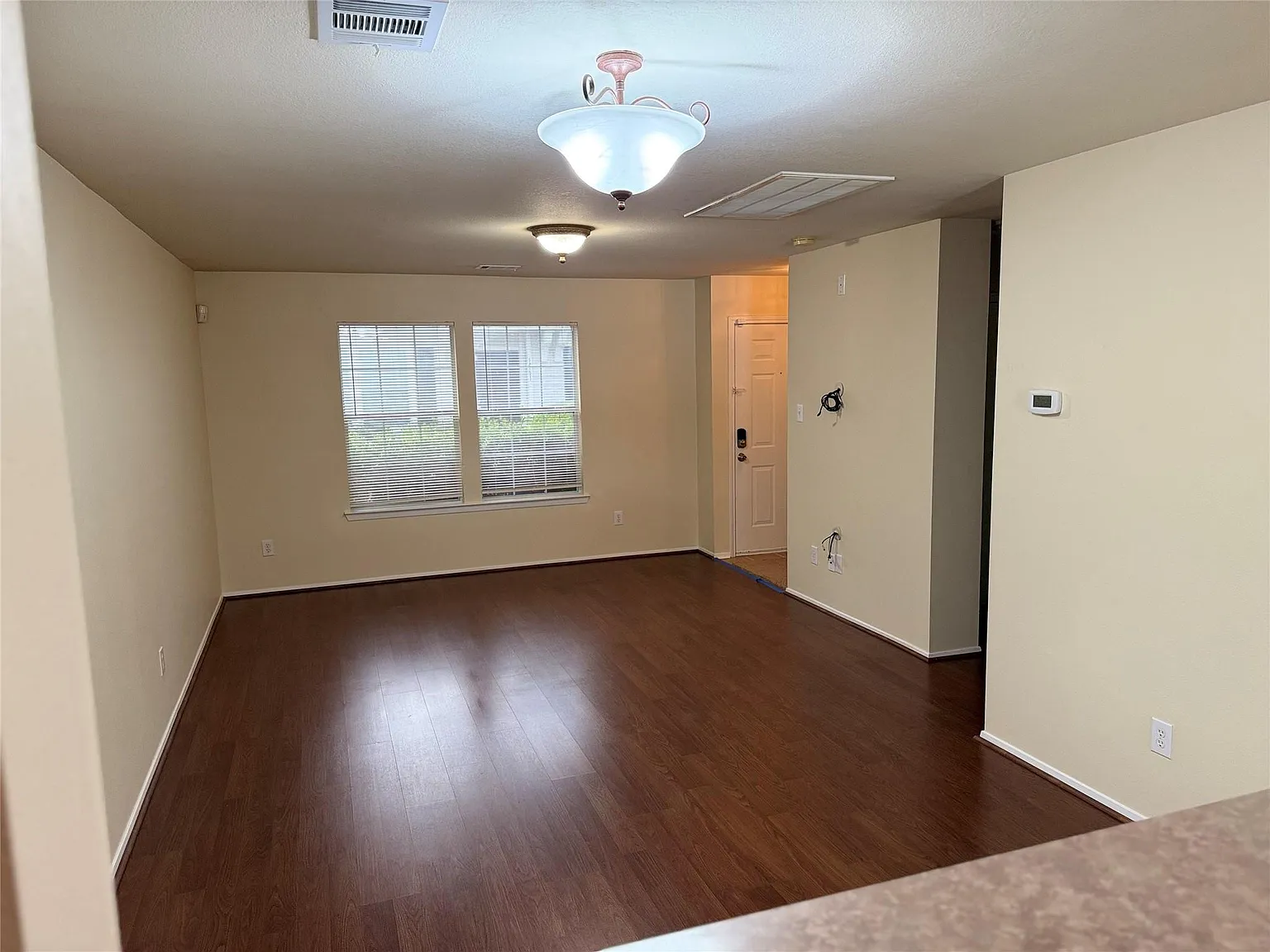 3 bed, 2.0 bath, 1201 sqft, $1,799 — Photo 3