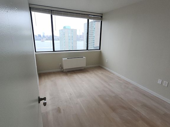 5th image of 45 River Dr S APT 2914