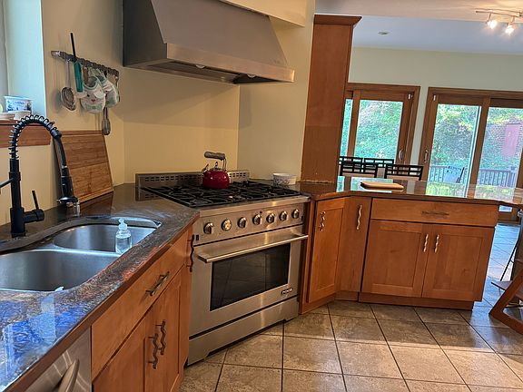5th image of 206 W 14th St