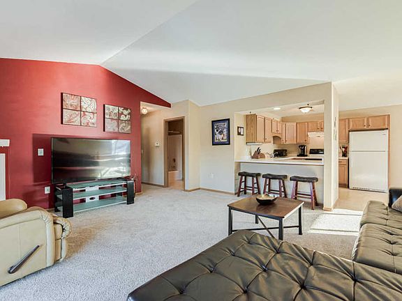 2nd image of 976 Roseland Dr APT 1