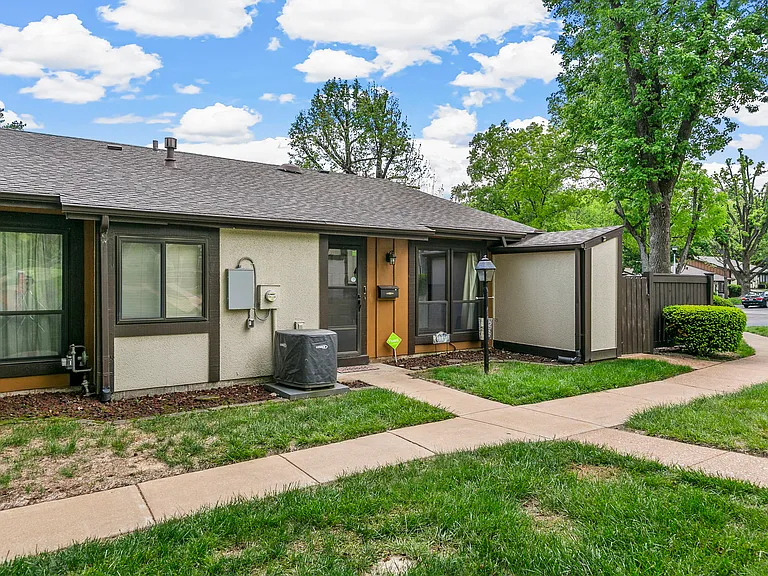 11166 Whispering Oaks Dr — Photo 16