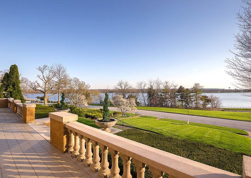 2434 E River Dr, Davenport, IA 52803 Zillow