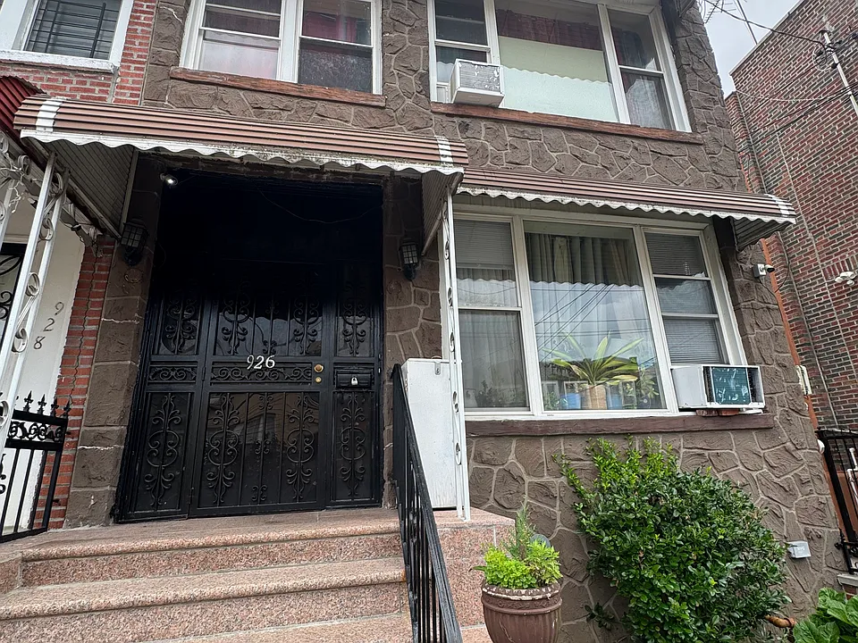 E 223rd St