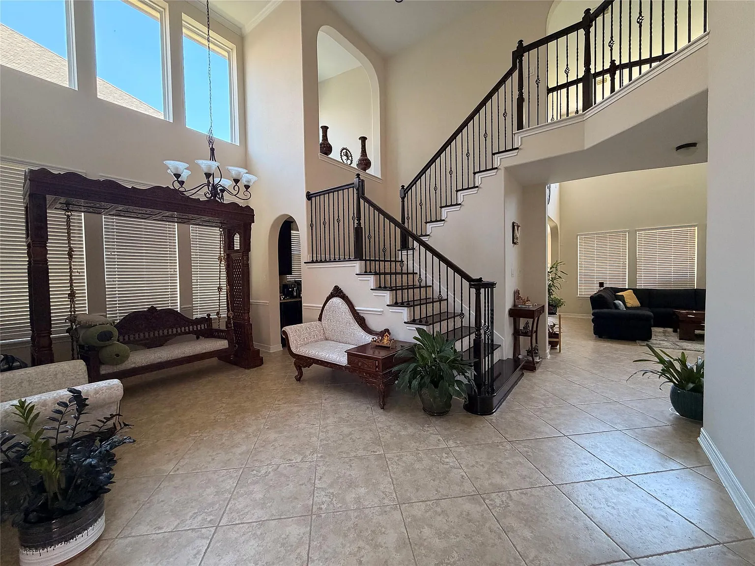 5 bed, 4.5 bath, 3875 sqft, $4,500 — Photo 2