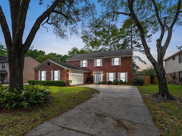 3807 Forest Village Dr — Photo 3