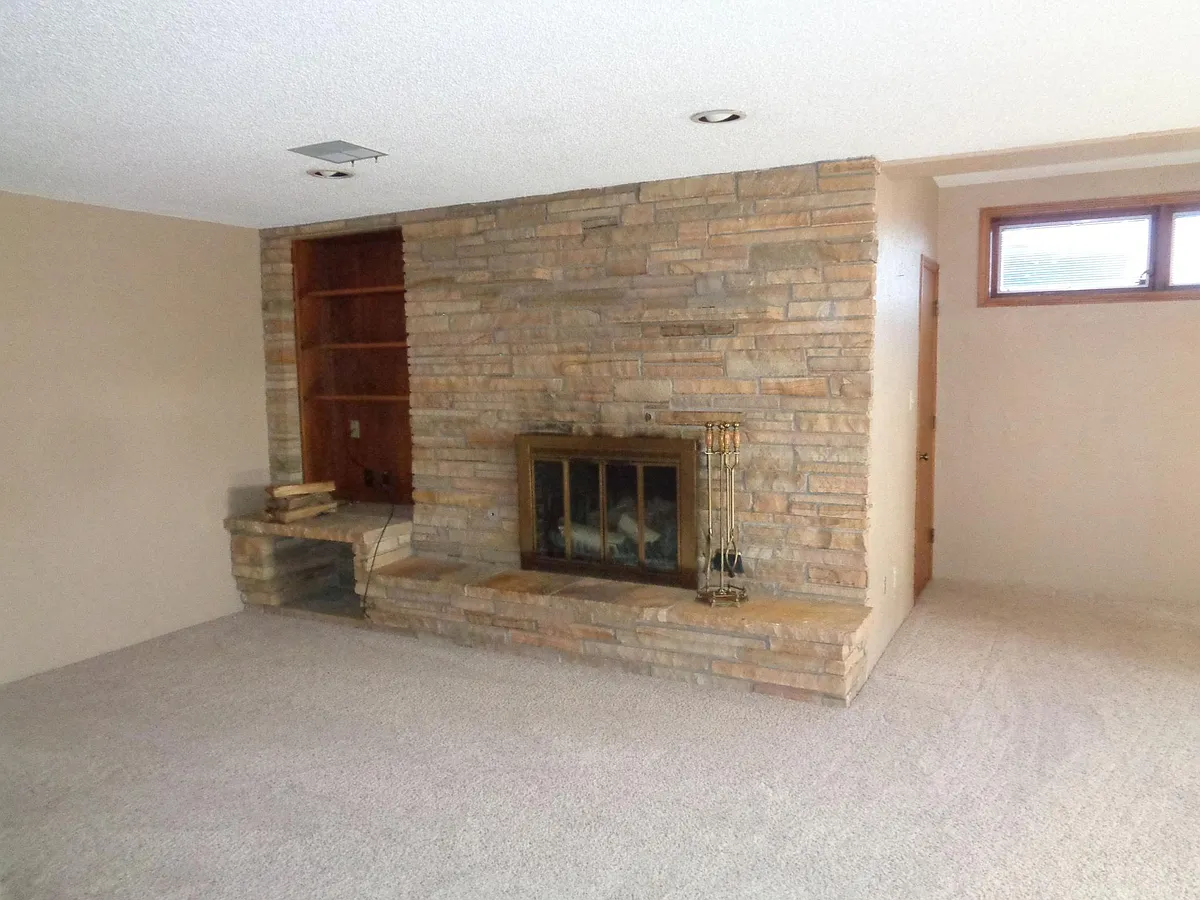 Building Photo - 303 N Kansas Ave #201