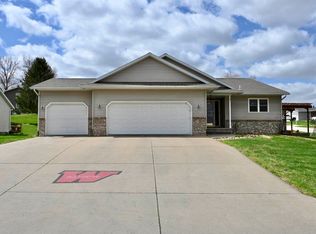 211 Tracy Ln, Williamsburg, IA 52361