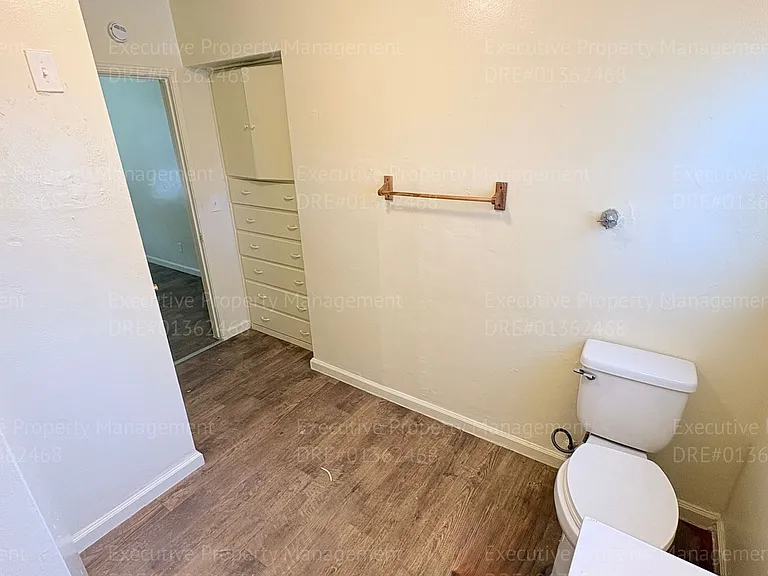 2321 N Inyo St — Photo 13