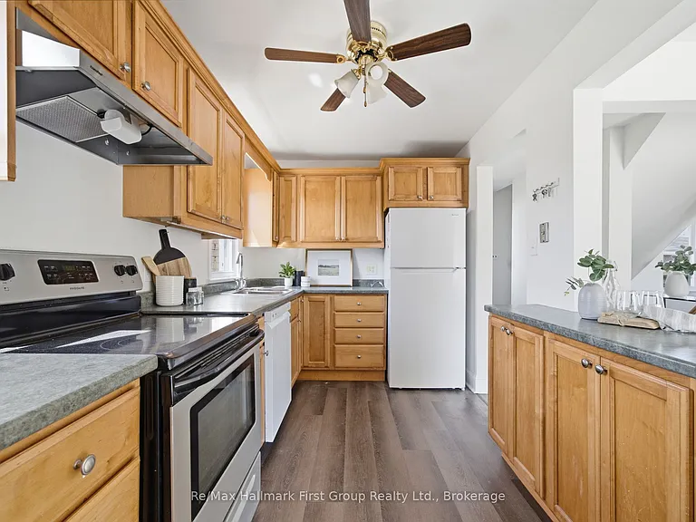 573 Sinclair St — Photo 4
