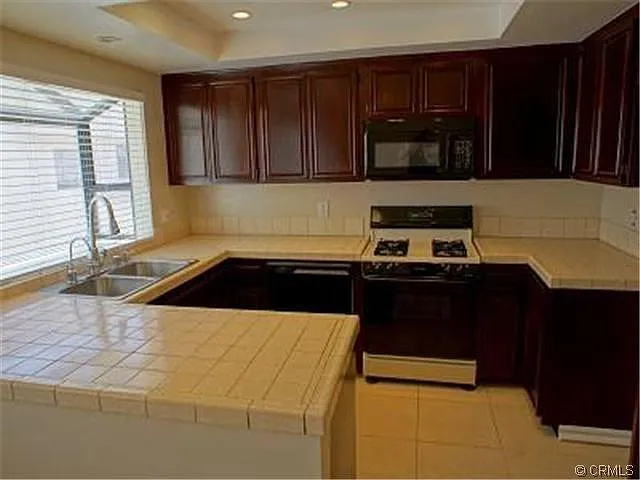 3 bed, 2.5 bath, 1700 sqft, $3,950 — Photo 3