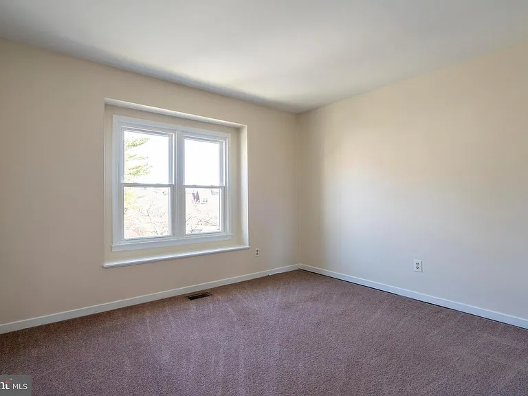 506 Saint Albans Ct — Photo 19