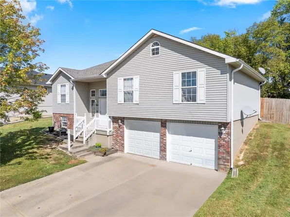 3207 Steel Wheel Dr, Harrisonville, MO 64701