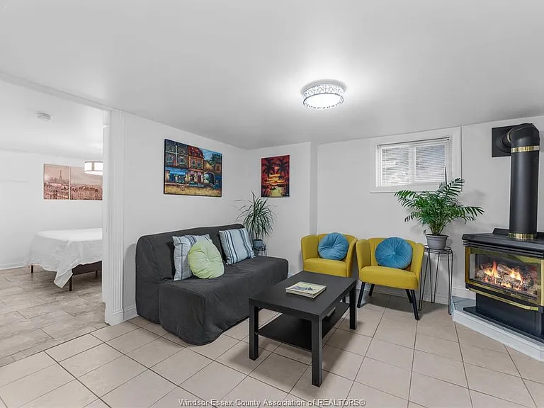 1229 Chilver Rd — Photo 3