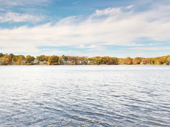 41 Lakeshore Dr, Bellingham, MA 02019