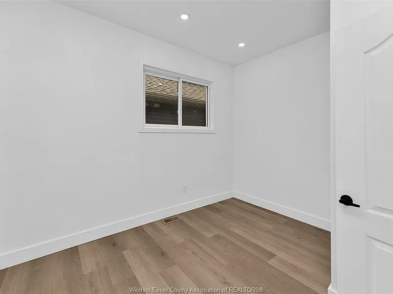 497 McKay Ave — Photo 16