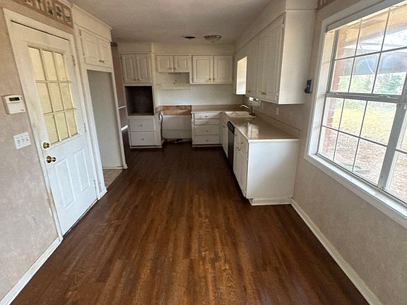 4th image of 313 Magnolia St