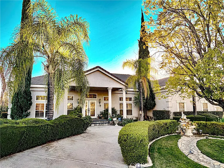 685 Bradbury Dr — Photo 1