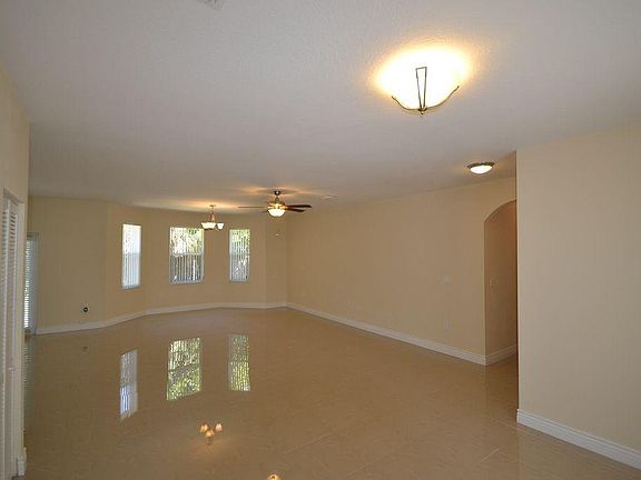 4th image of 2401 NE 15th Ave #00