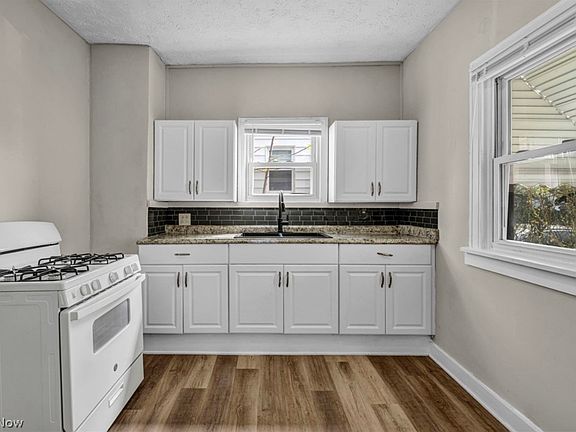 3rd image of 936 Selwyn Rd