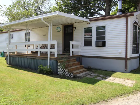 11 4th Avenue, Bourne, MA 02532