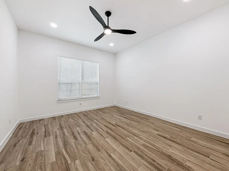 158 S Academy Ave — Photo 12