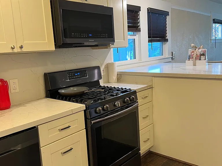 2400 Harrington Ave — Photo 10