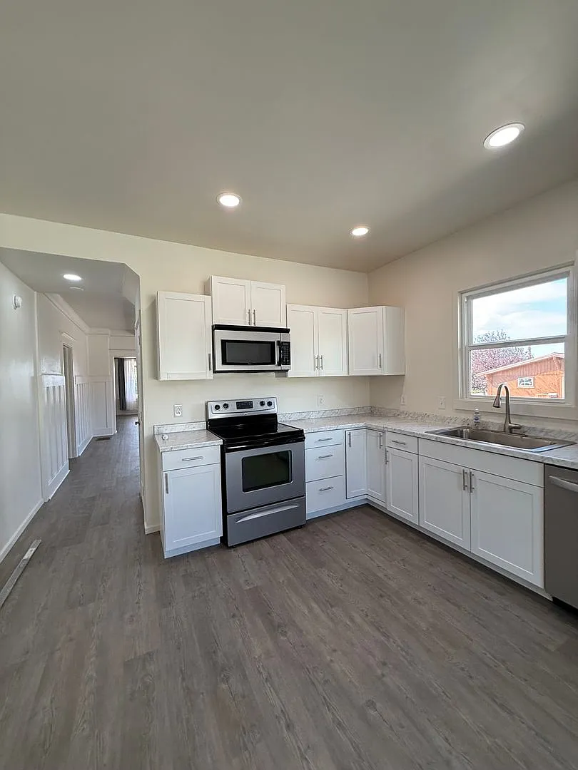 927 W Mercury — Photo 2