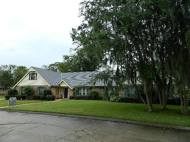 1st image of 406 Oak Alley Dr