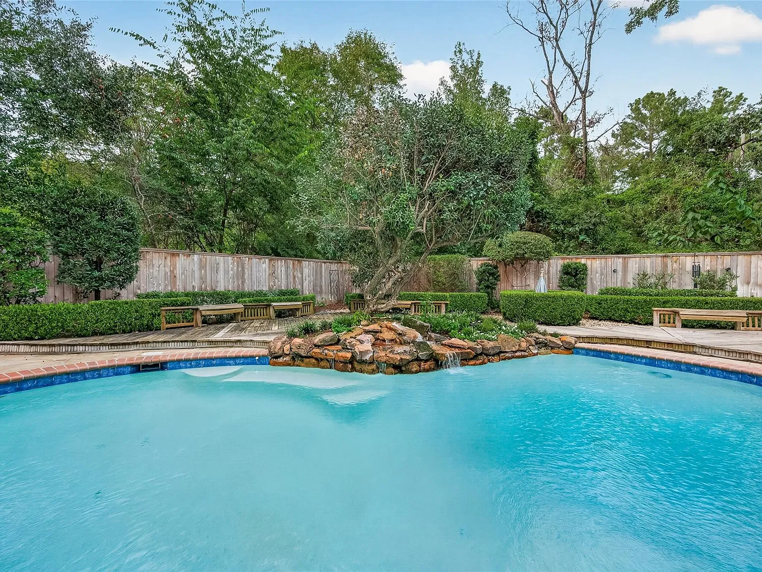 4 bed, 2.5 bath, 2290 sqft, $3,400 — Photo 2