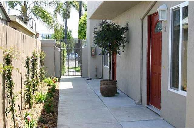 Gated entry, fully fenced