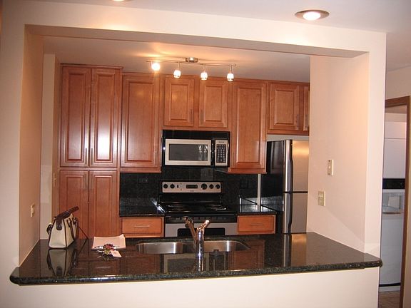 3rd image of 122 Willow Brook Ct APT 6