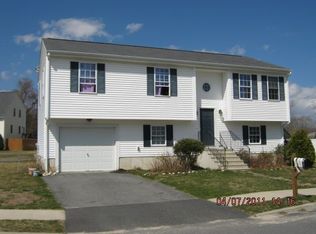 11 Slocum Farm Dr, Dartmouth, MA 02747