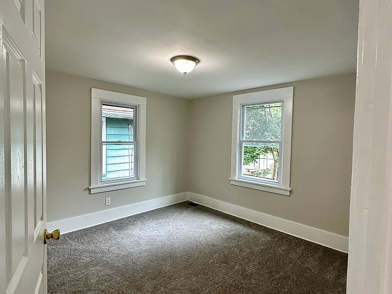 105 Cummings St — Photo 14