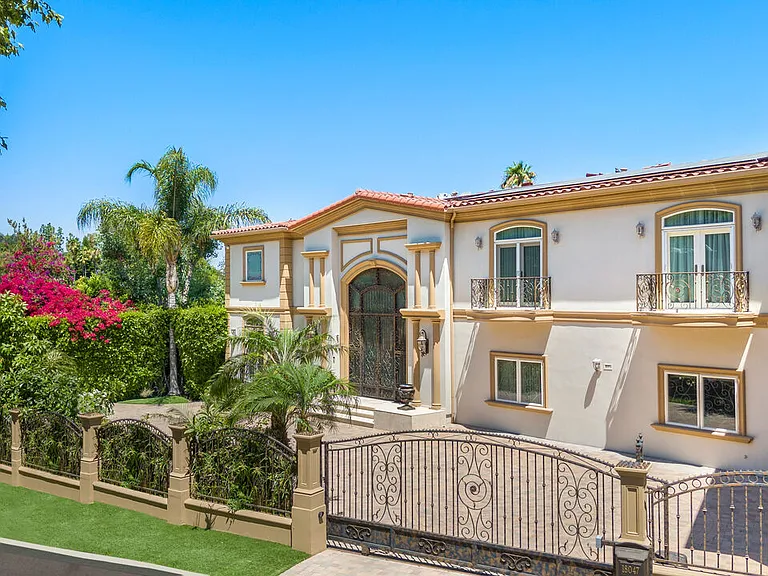 18047 Karen Dr — Photo 49