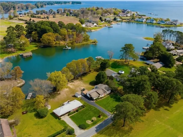 373 E Fairway Dr, Kilmarnock, VA 22482