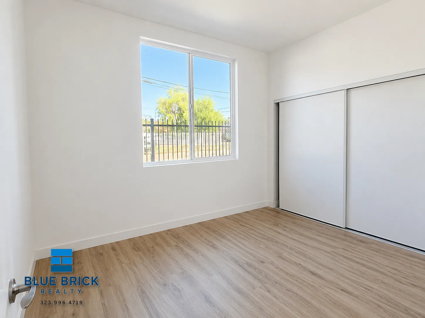 Charming 1 Bedroom Near Public Transit & Local Shopping — Photo 3