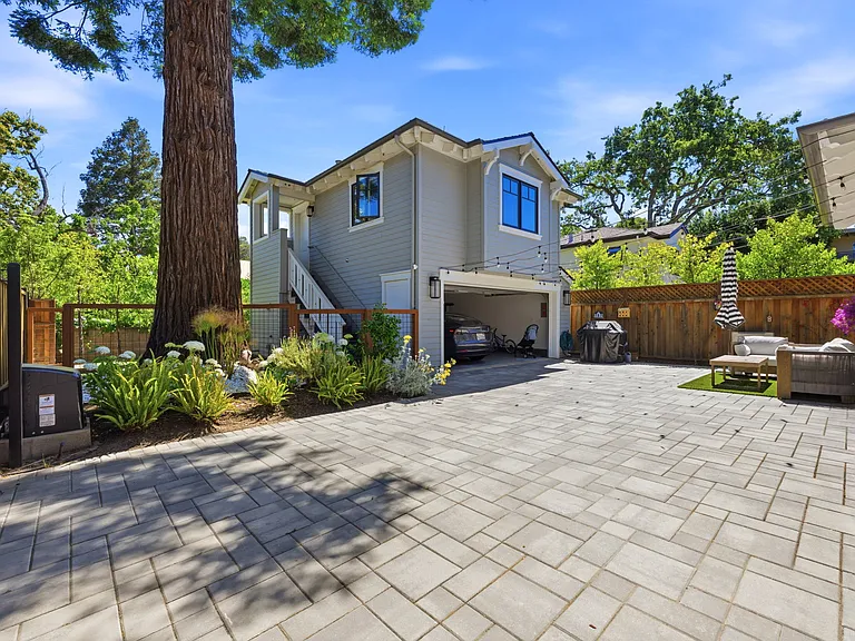905 Waverley St — Photo 14