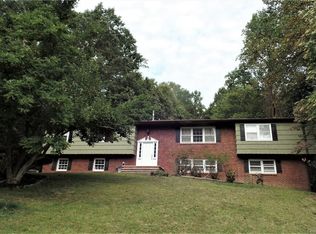 3 Iroquois Trl, Airmont, NY 10952