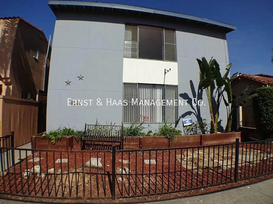 Lovely 2-bedroom Apartment in Prime Belmont Shores! — Photo 2