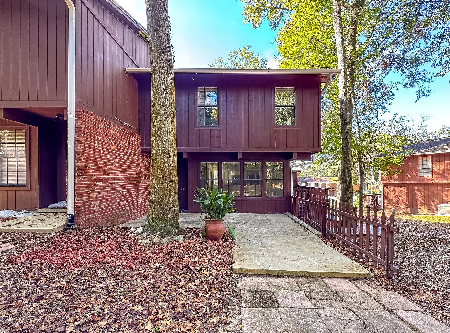 COOL 2/2.5 in Popular Timbers Neighborhood with HUGE Master, Stainless Appliances, Porch, & Commu... — Photo 1